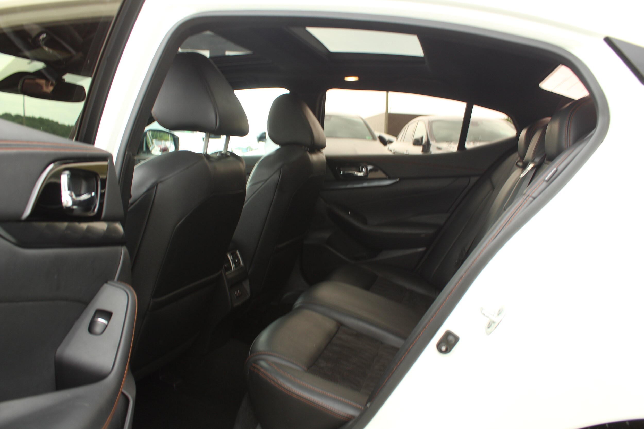 2021 Nissan Maxima SR Image 2 of 17