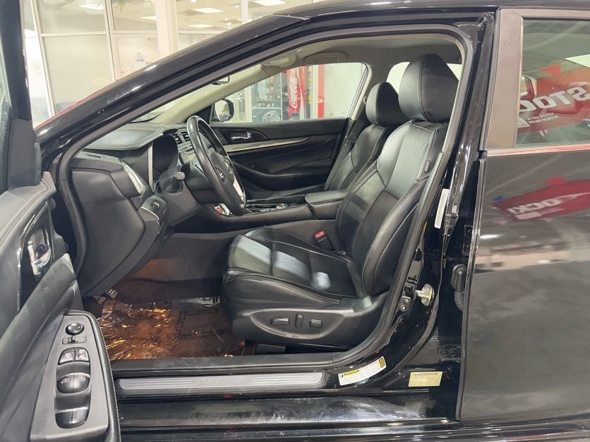 2021 Nissan Maxima SV Image 15 of 37