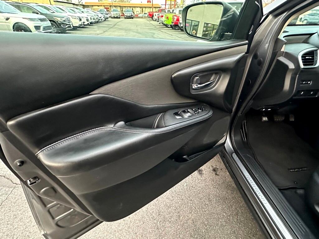 Vehicle image 9 of 28
