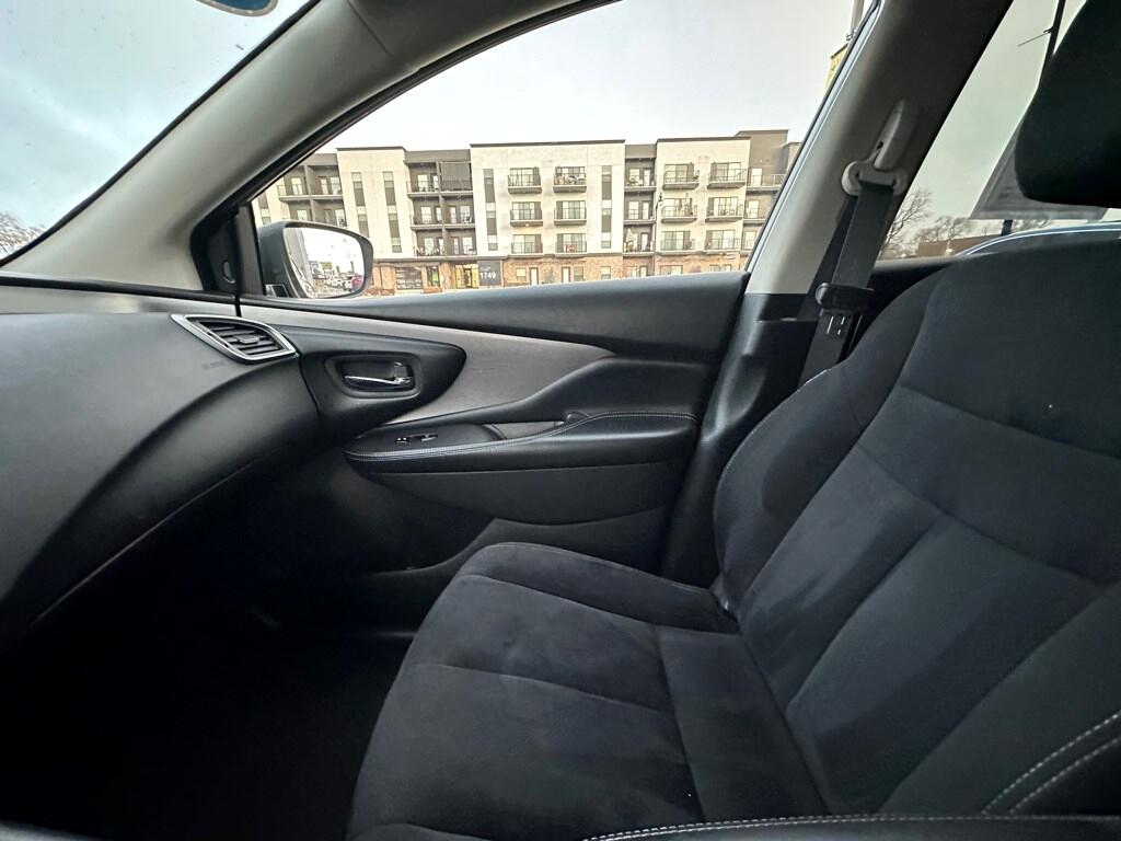Vehicle image 20 of 28