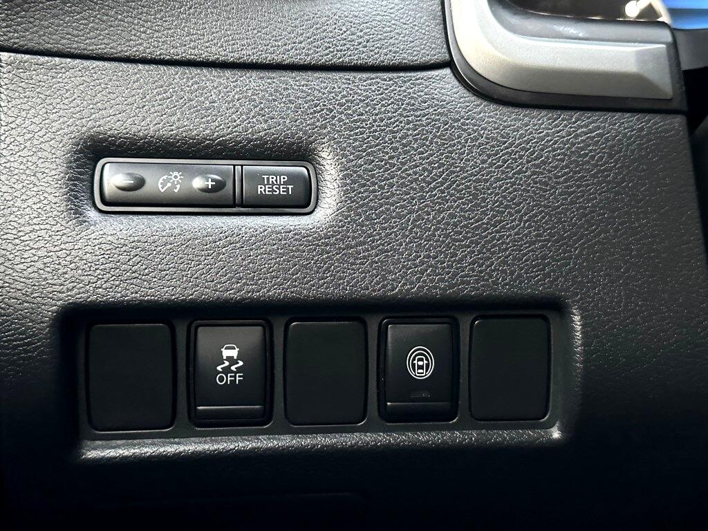 Vehicle image 24 of 28