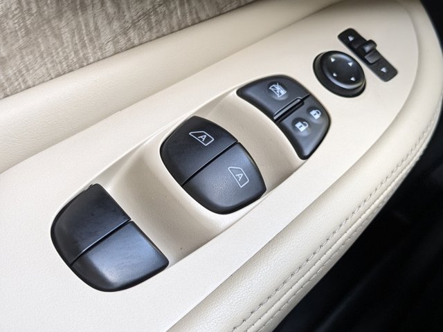 Vehicle image 27 of 36