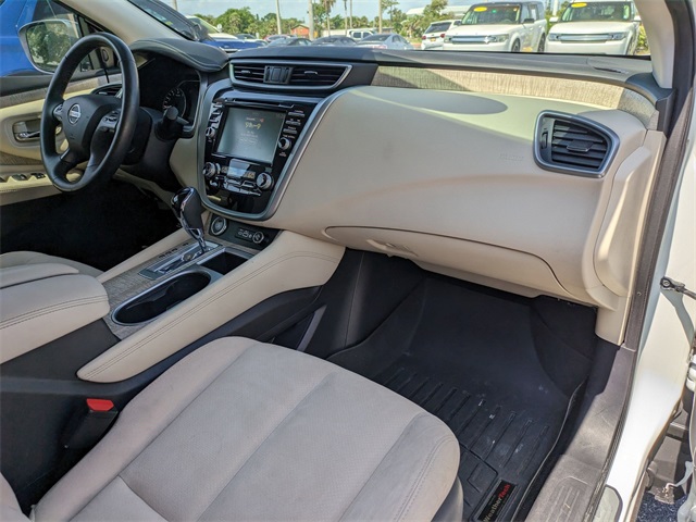 Vehicle image 26 of 30