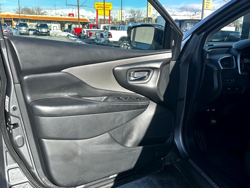 Vehicle image 14 of 35