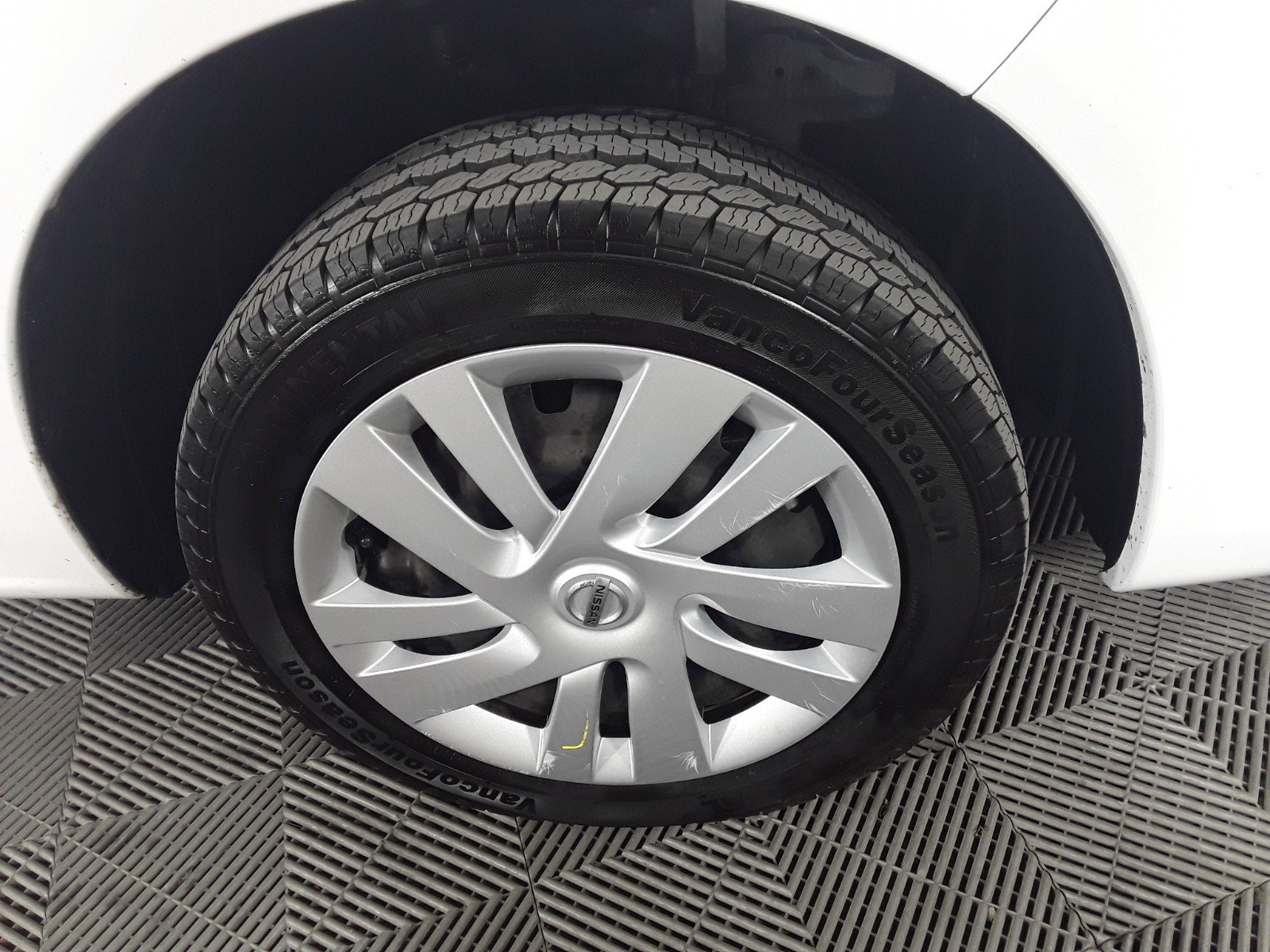 Vehicle image 17 of 27
