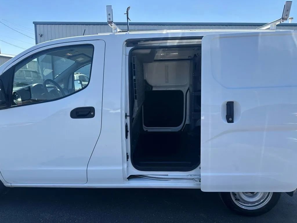 Vehicle image 13 of 26