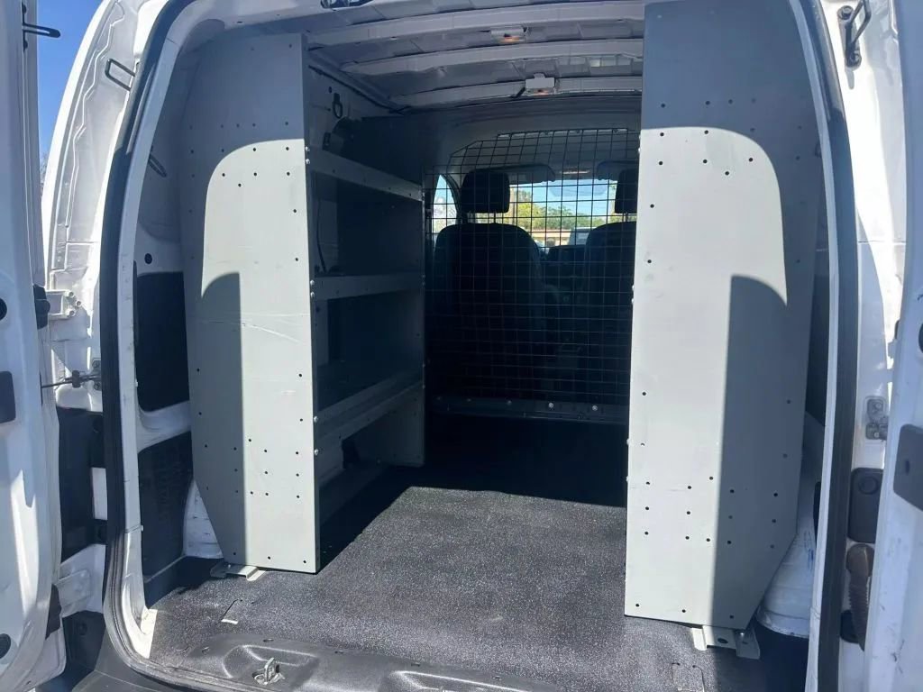 Vehicle image 23 of 26