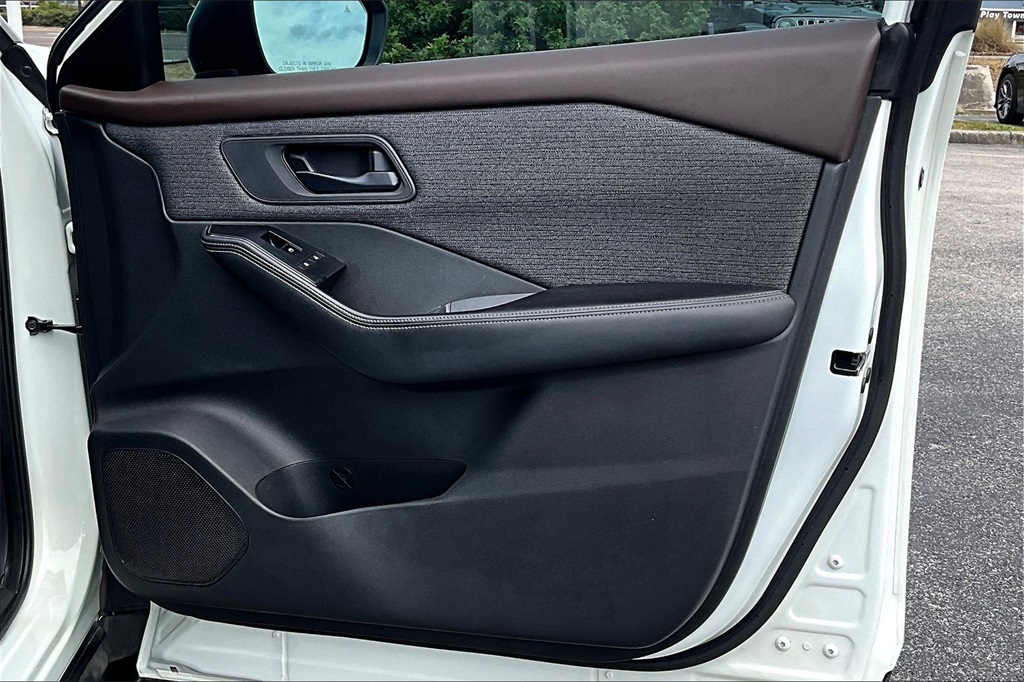 Vehicle image 23 of 32