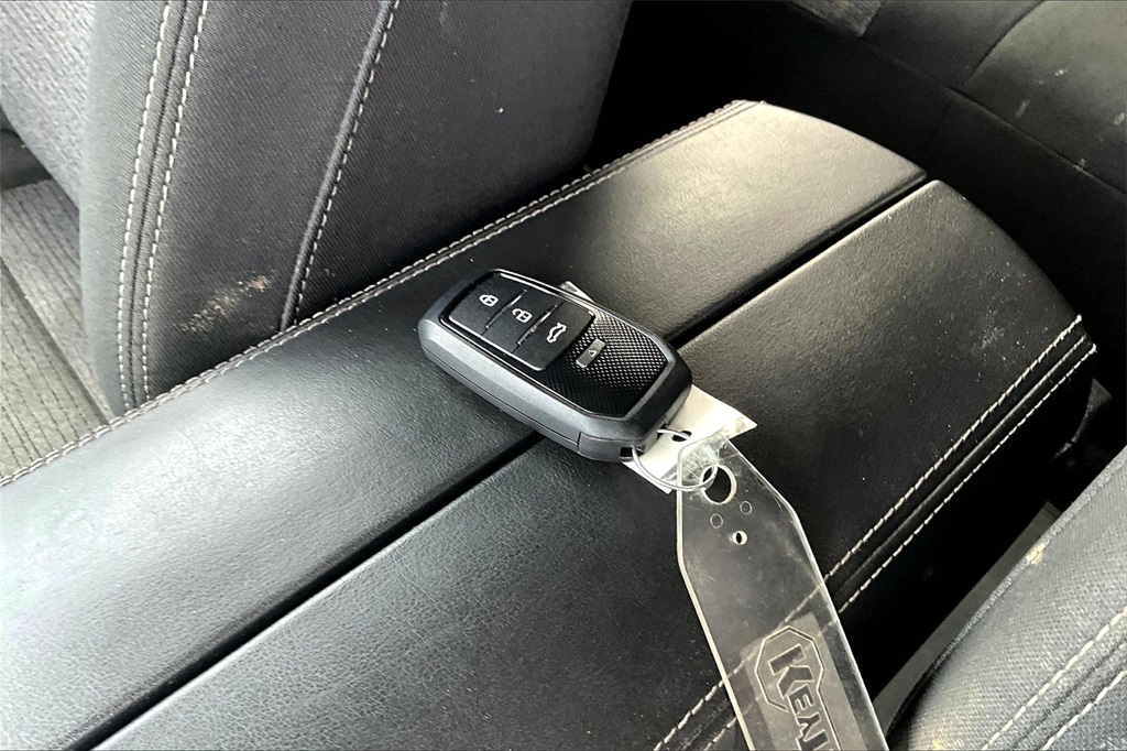 Vehicle image 13 of 32