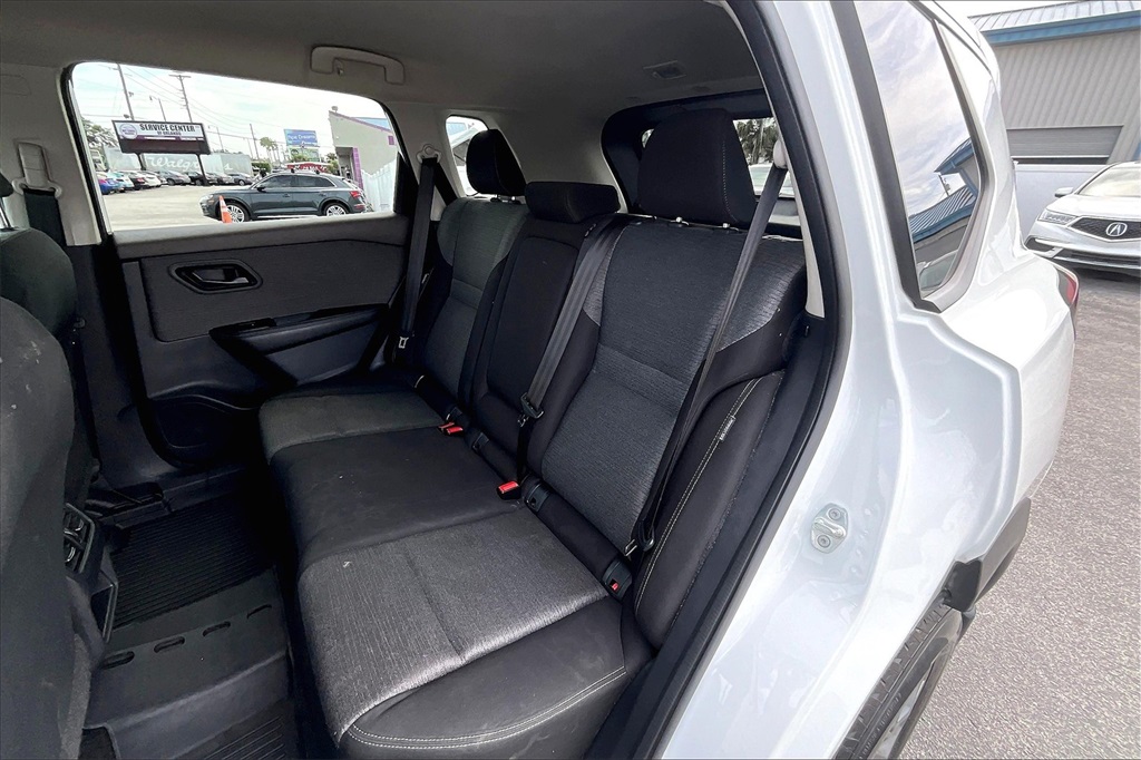 Vehicle image 25 of 32