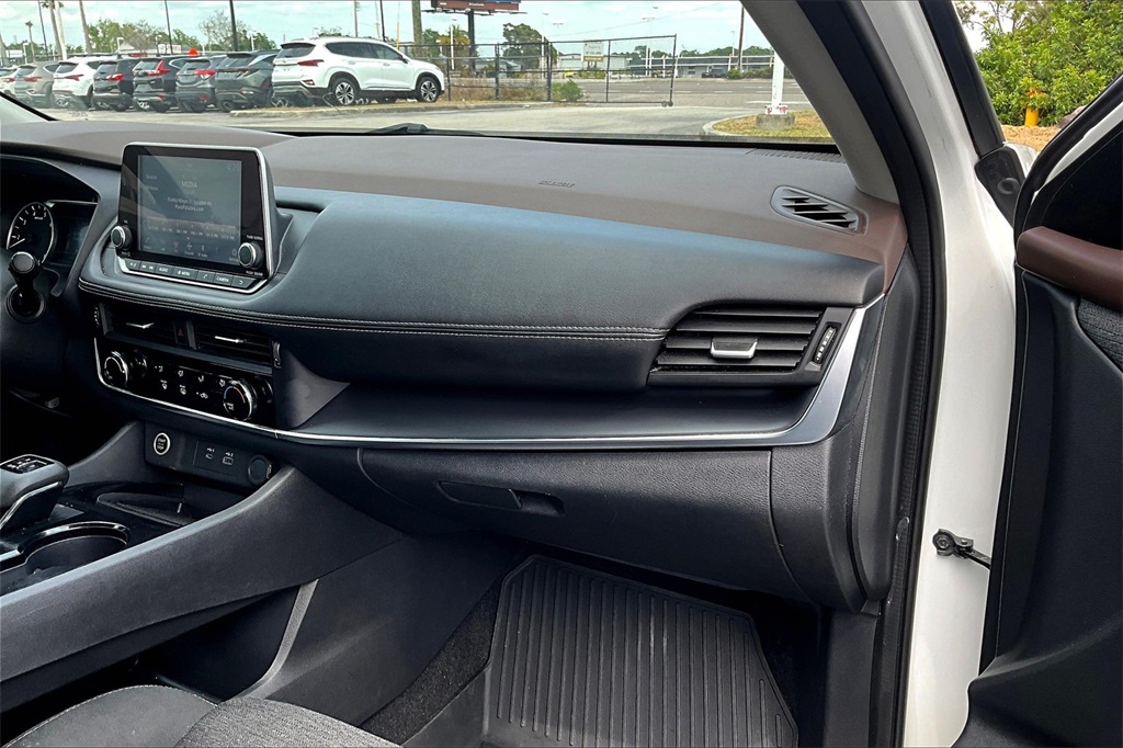 Vehicle image 16 of 32