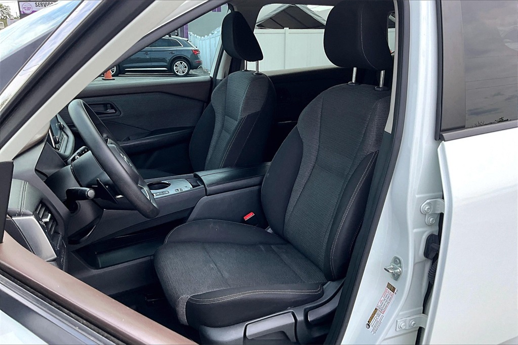 Vehicle image 24 of 32