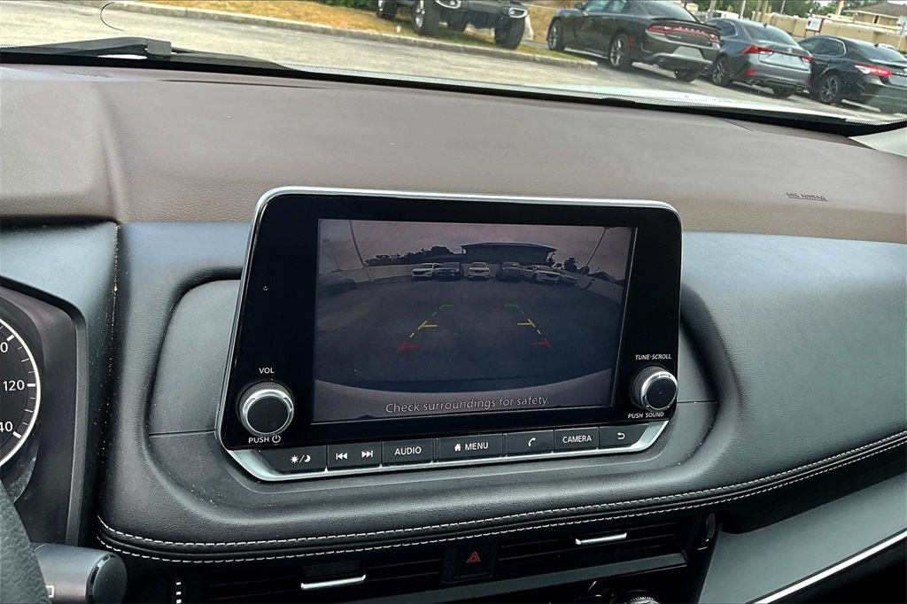 Vehicle image 21 of 32