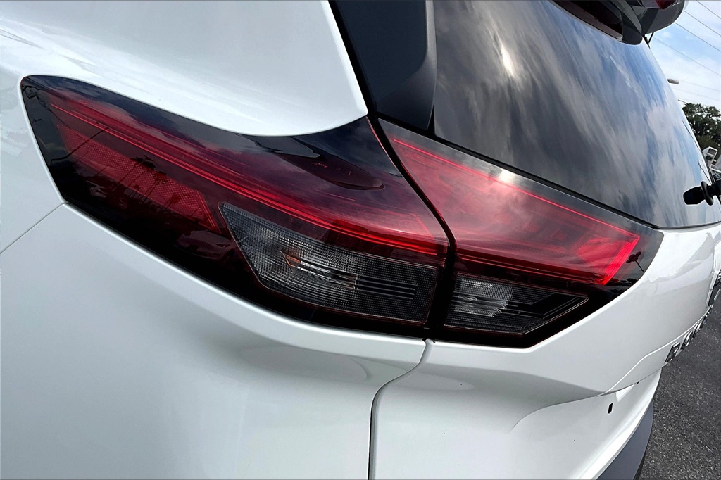 Vehicle image 28 of 32