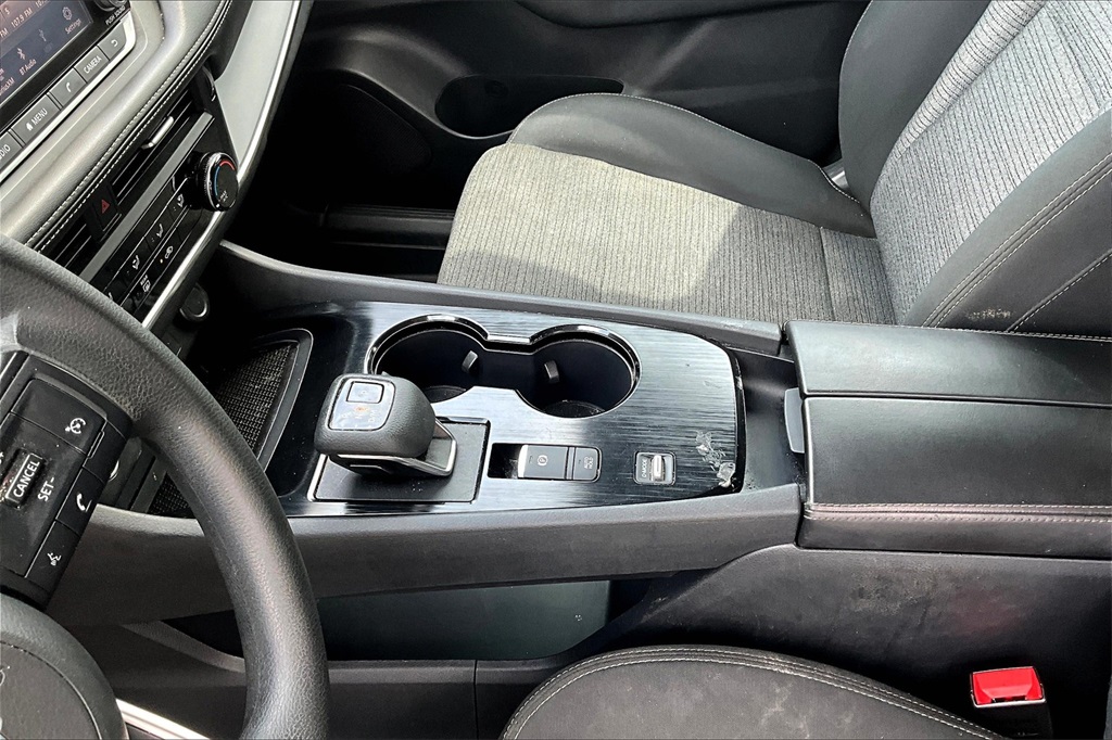 Vehicle image 17 of 32