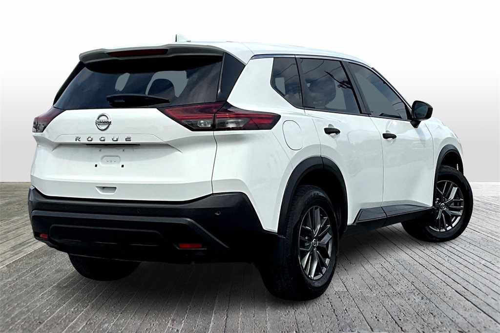 Vehicle image 4 of 32