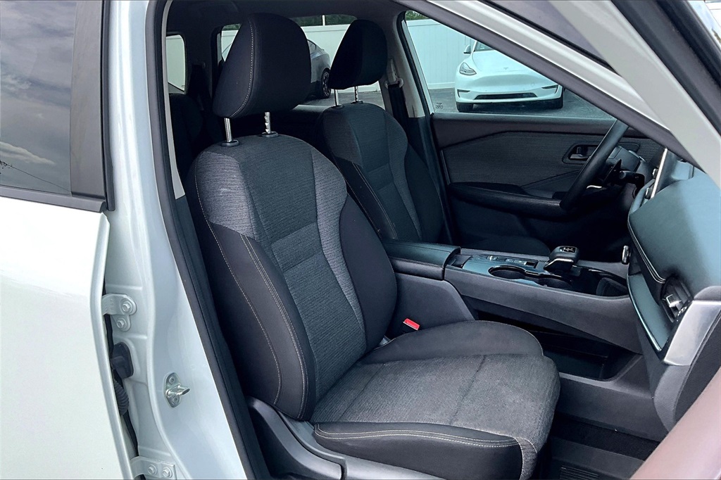 Vehicle image 9 of 32