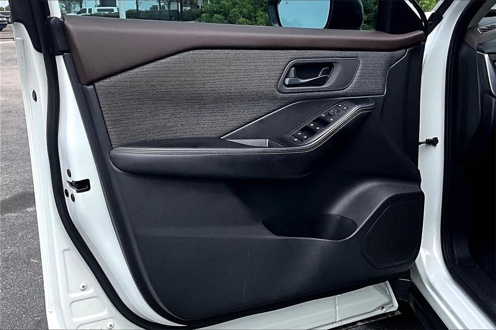 Vehicle image 22 of 32