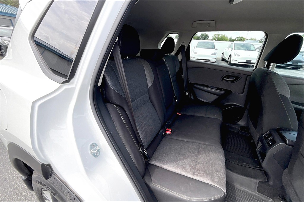 Vehicle image 26 of 32