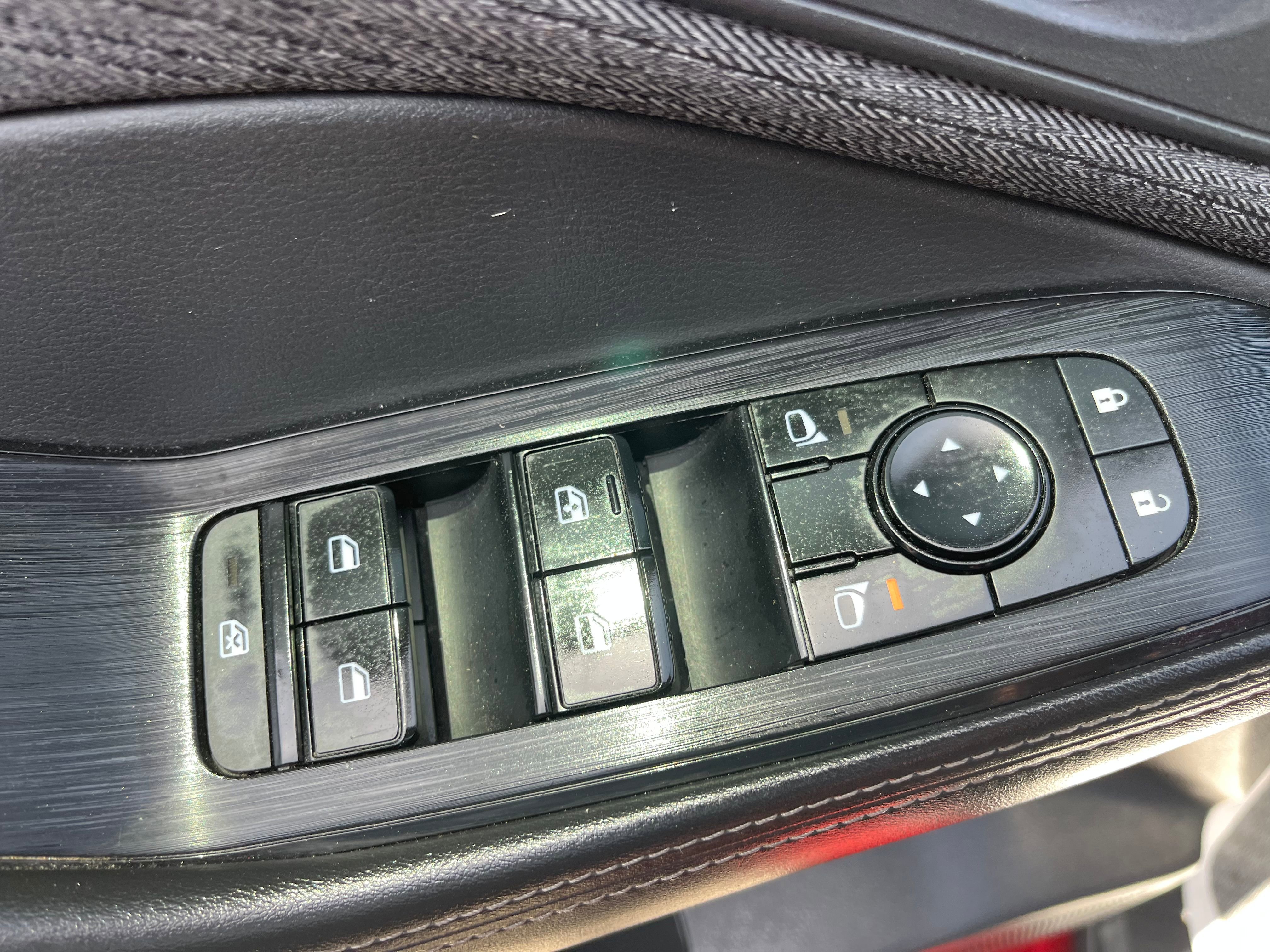 Vehicle image 28 of 67