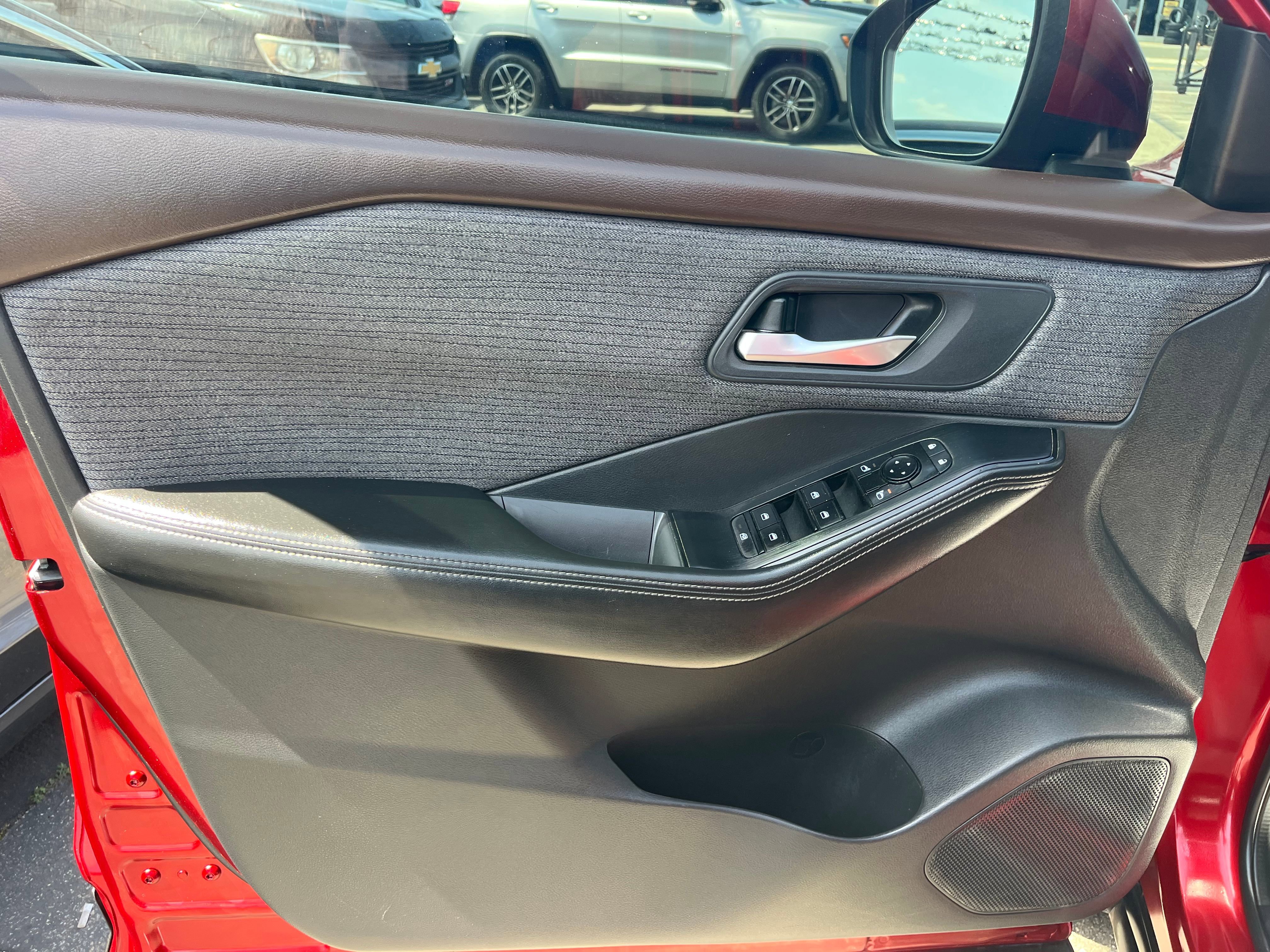Vehicle image 27 of 67