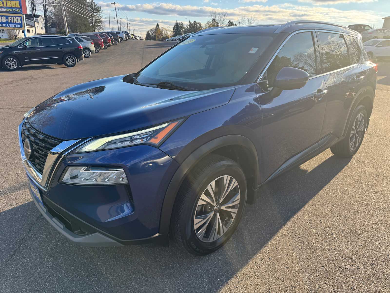 2021 Nissan Rogue SV Image 1 of 28