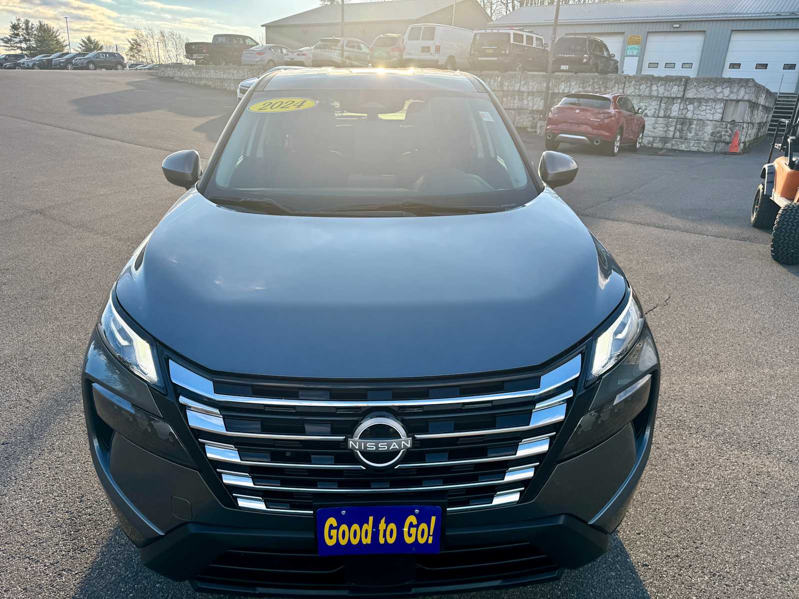 2021 Nissan Rogue SV Image 2 of 28