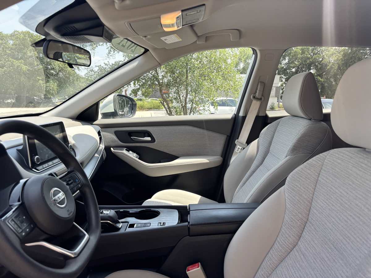 Vehicle image 21 of 27