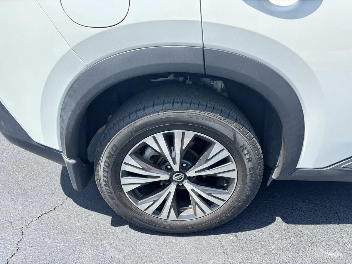 Vehicle image 12 of 27