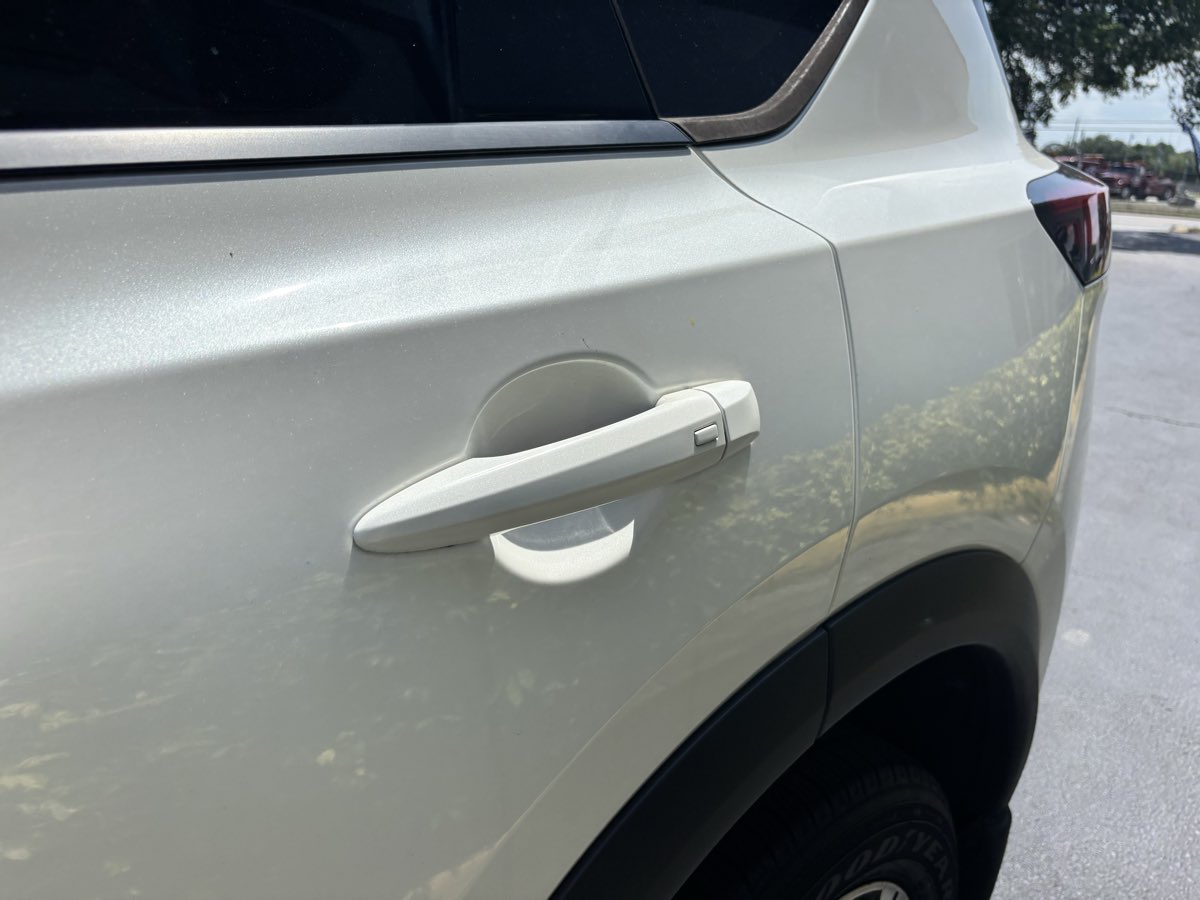 Vehicle image 8 of 27
