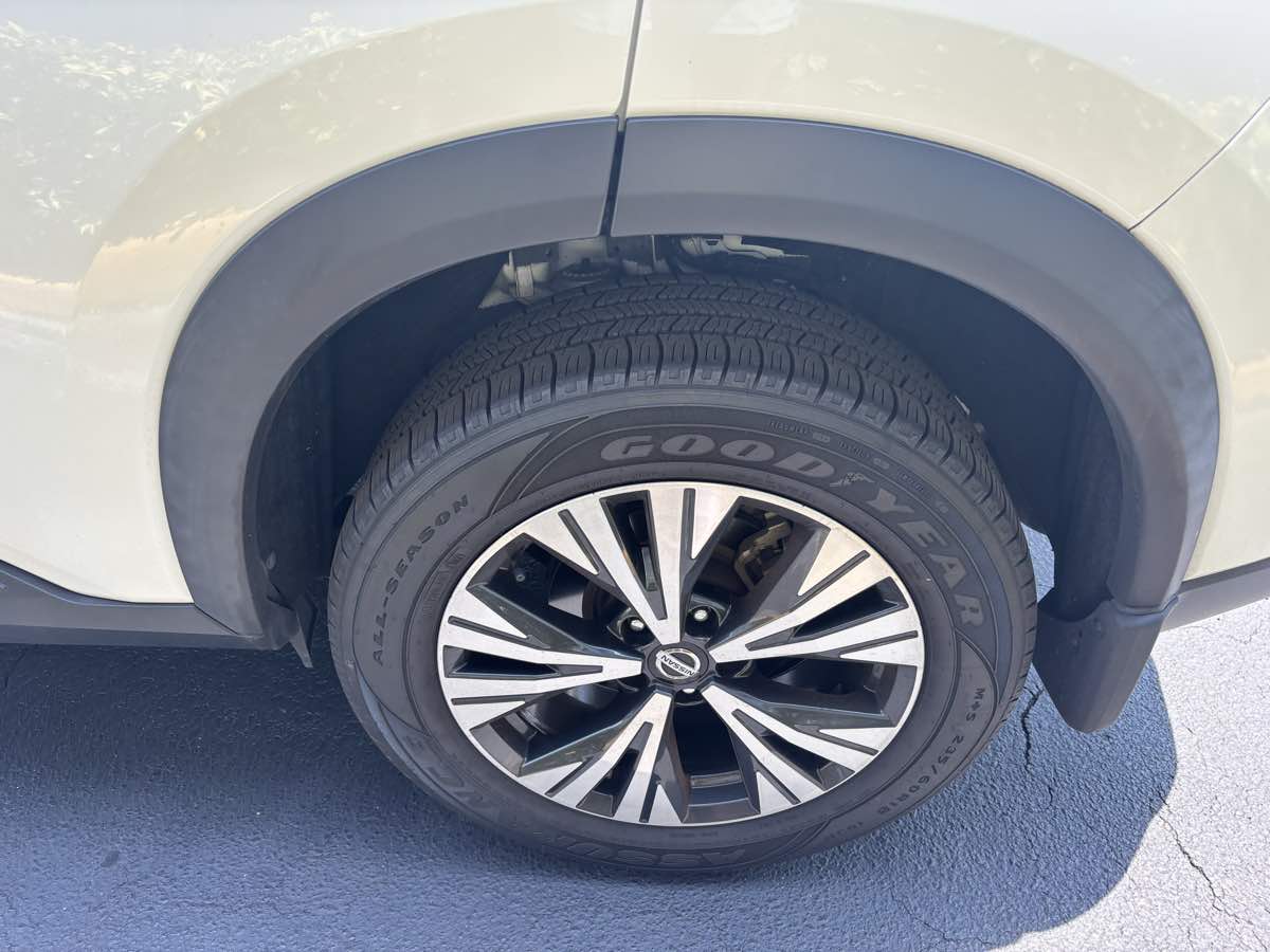 Vehicle image 6 of 27