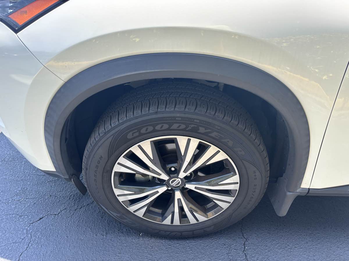Vehicle image 9 of 27