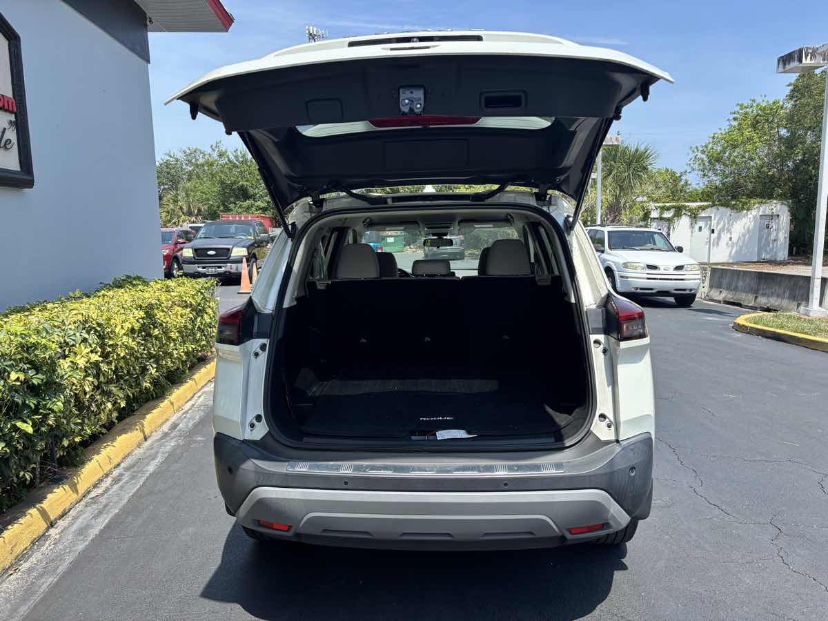 Vehicle image 13 of 27