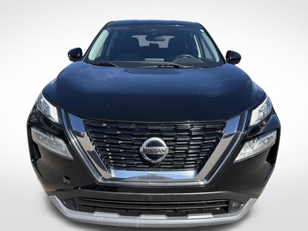 2021 Nissan Rogue SV Image 2 of 31