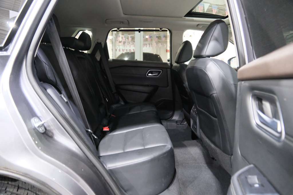 2021 Nissan Rogue SV Image 18 of 41