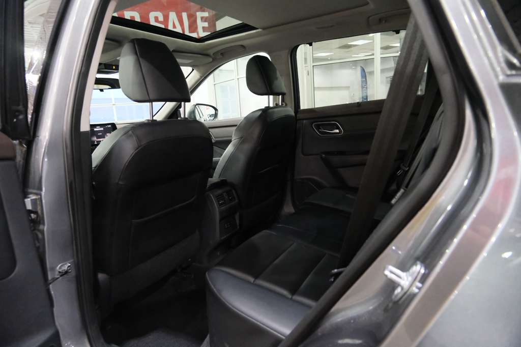 2021 Nissan Rogue SV Image 19 of 41