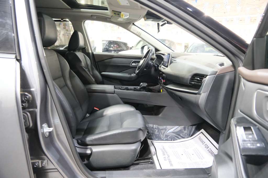 2021 Nissan Rogue SV Image 17 of 41