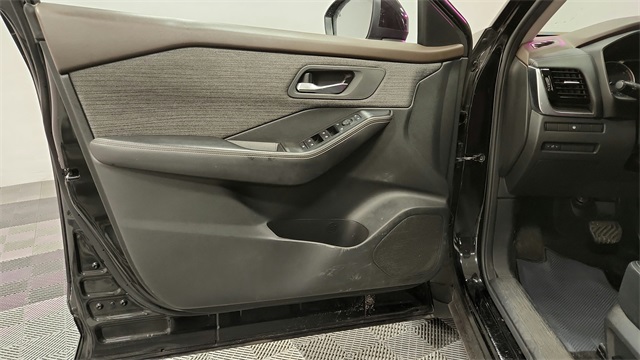 Vehicle image 16 of 24