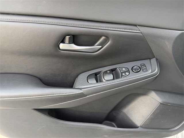 Vehicle image 16 of 23