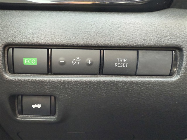Vehicle image 17 of 23
