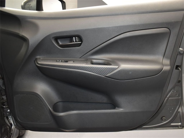 Vehicle image 32 of 48