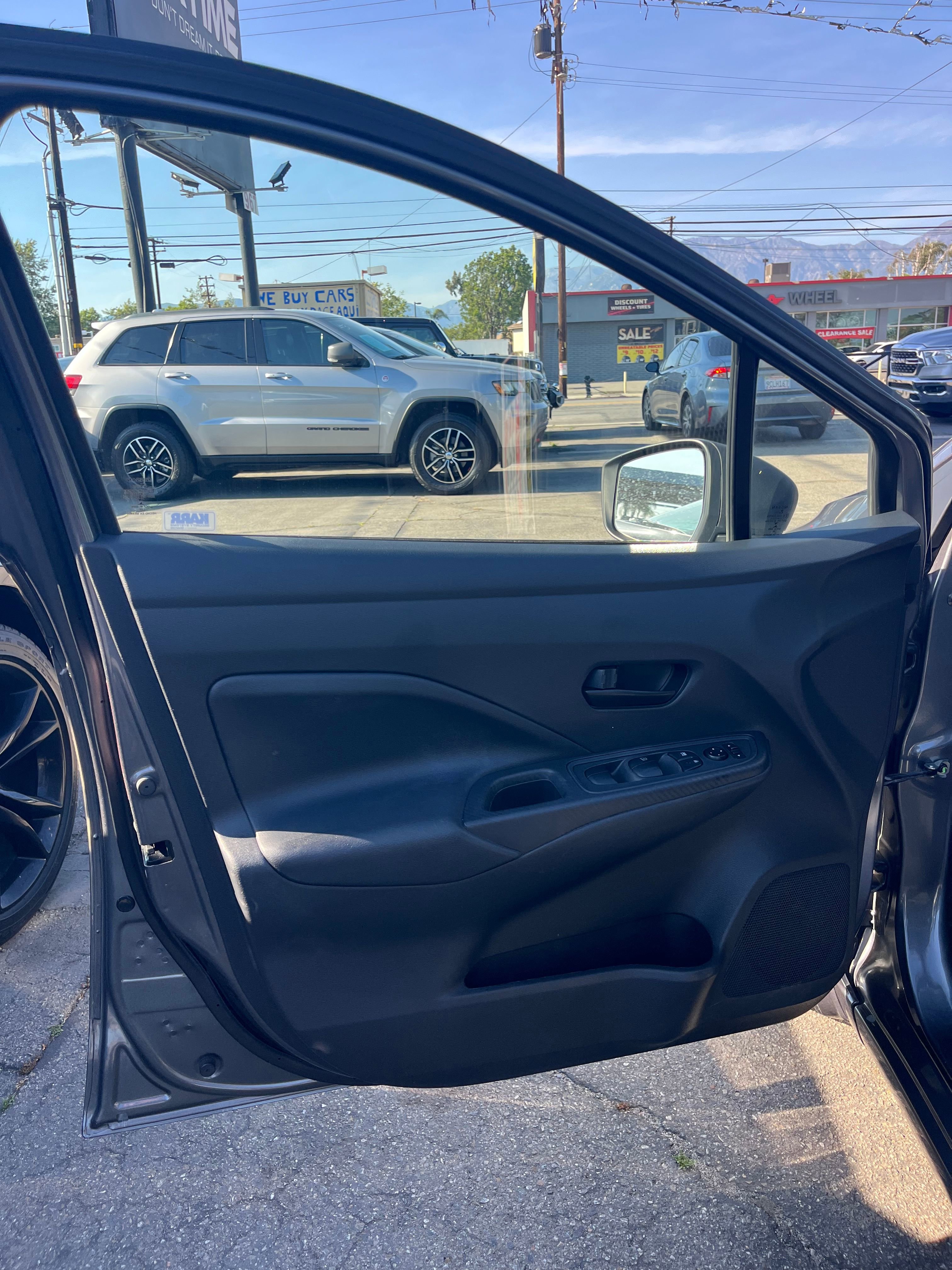 Vehicle image 8 of 68