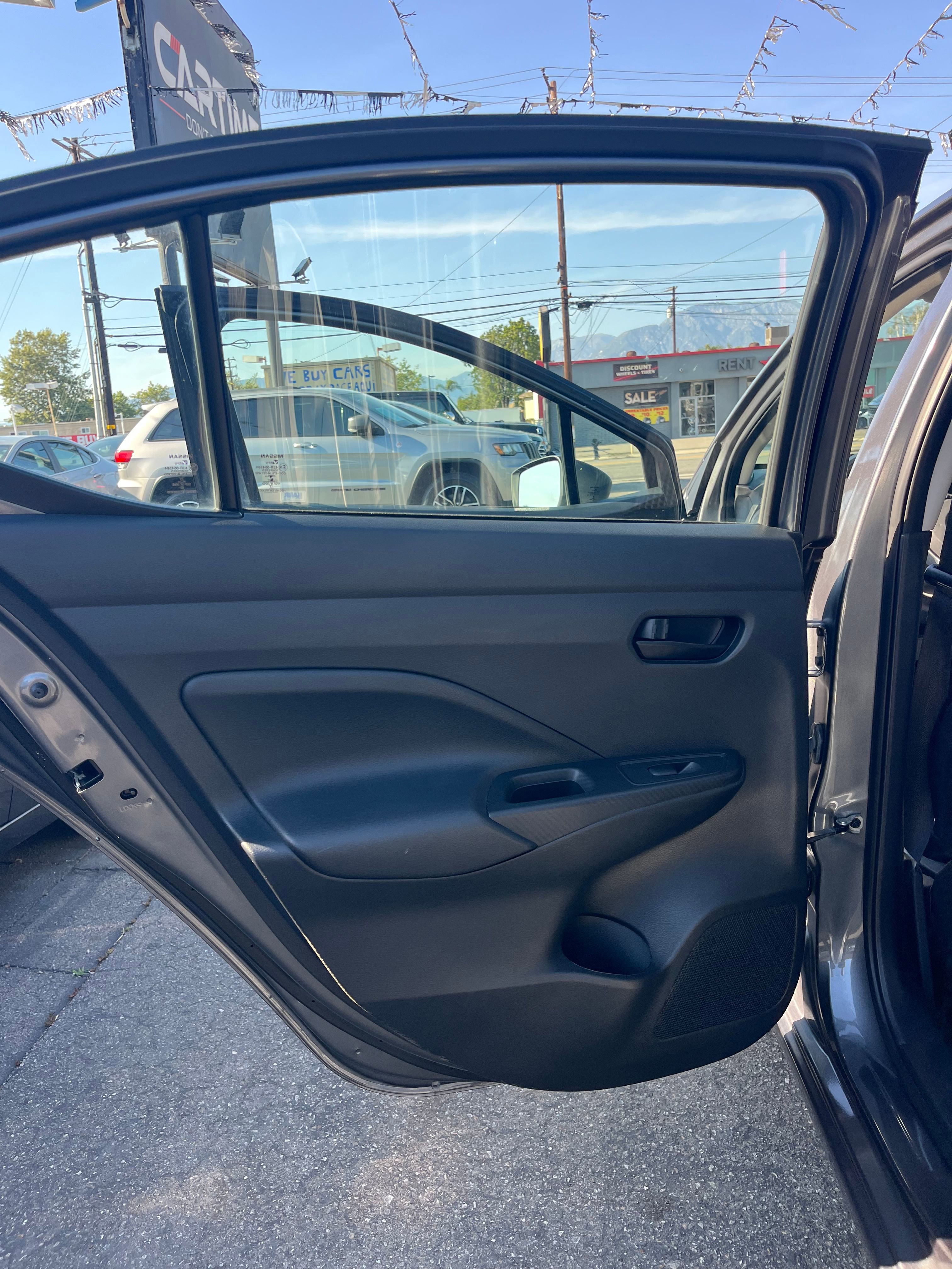Vehicle image 10 of 68