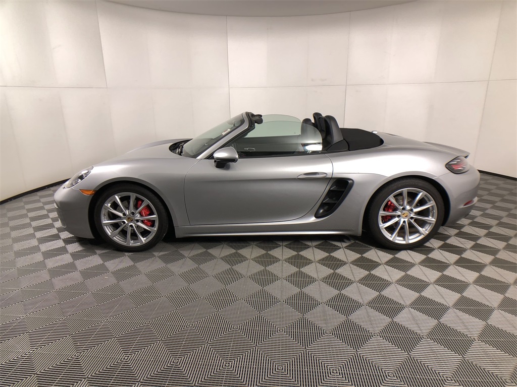 2021 Porsche 718 Boxster S Image 9 of 28