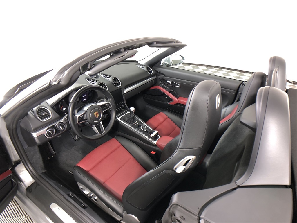 2021 Porsche 718 Boxster S Image 18 of 28
