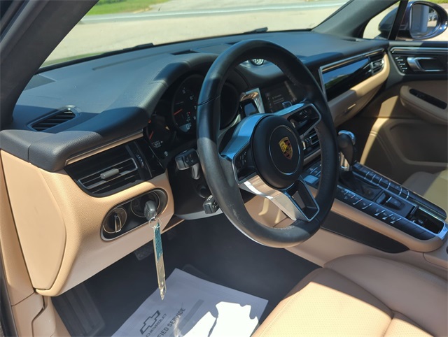 2021 Porsche Macan Base Image 18 of 35