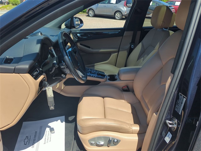 2021 Porsche Macan Base Image 16 of 35