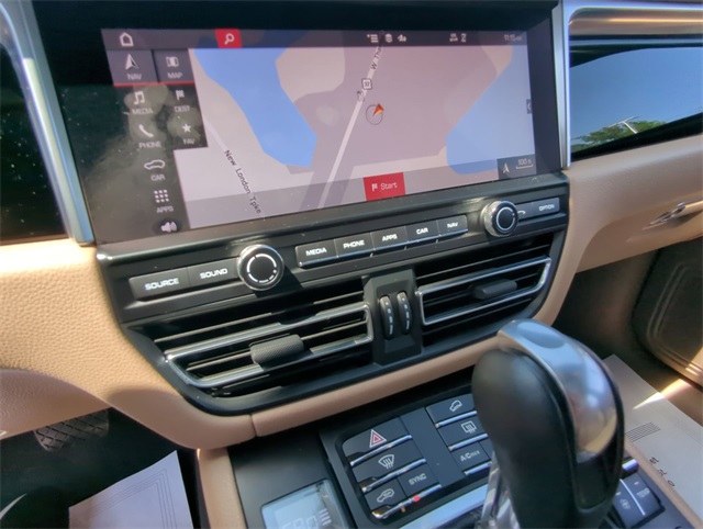 2021 Porsche Macan Base Image 25 of 35