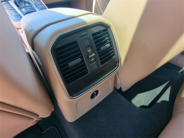 2021 Porsche Macan Base Image 29 of 35