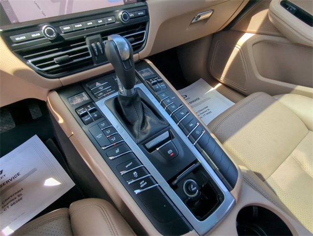 2021 Porsche Macan Base Image 26 of 35